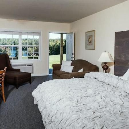 Crescent Lake Inn And Suites ولفبورو المظهر الخارجي الصورة